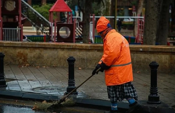 Küləkli havada  yaşlı  qadınlara küçə  süpürtdürənlər  kimdir? - VİDEO