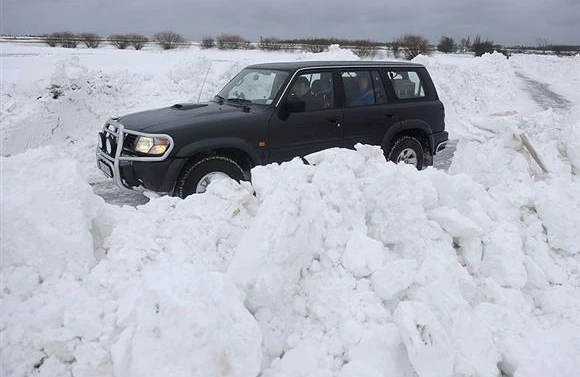 Qubada təhlükəli anlar: Qarda batıb qalmış qızların köməyinə polis gəldi
