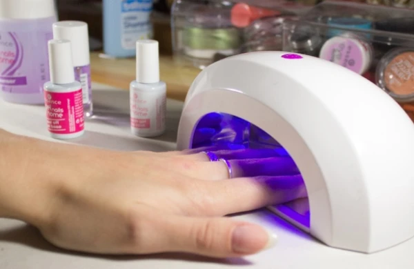 “Şellak” manikürü dəri xərçəngi əmələ gətirir – Qadınlara XƏBƏRDARLIQ