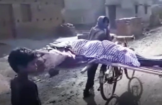 Yasa gələn olmadı, oğlan anasını velosipedlə aparıb basdırdı - VİDEO