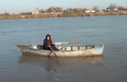 Azərbaycanda bu müəllim dərsə qayıqla gedir - VİDEO