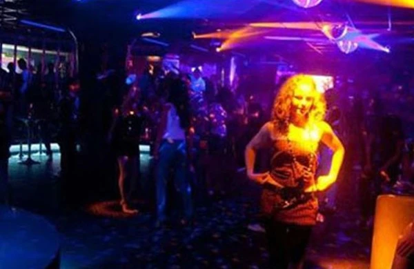 Şok! İranlı qızların barda rəqs videosu yayıldı