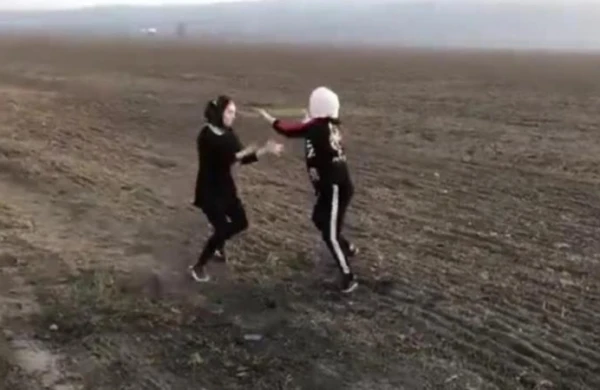 Hicablı qızlar yumruq davasına çıxdı - ŞOK VİDEO