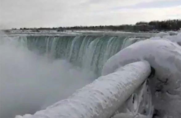 Niaqara şəlaləsi dondu - VİDEO