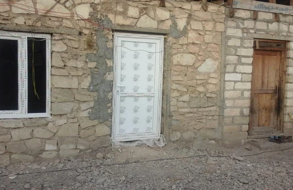 Azərbaycanda nümunəvi addım: Rayon sakinləri evi dağılan şəxsin evini birləşib təmir etdilər