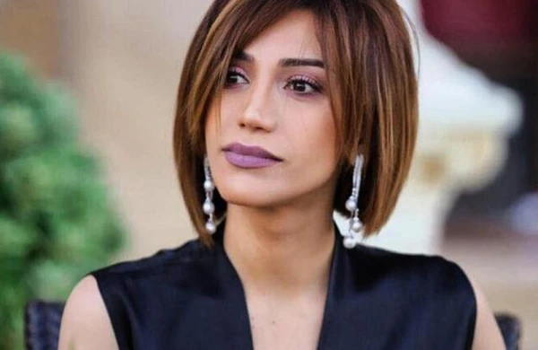 Röyanın sinəsi açıq, qara paltarda videosu yayıldı