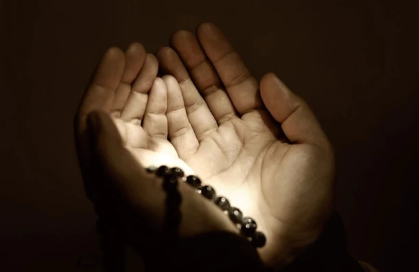 Yatarkən və yuxudan oyanarkən bu duaları oxuyun - Xeyrini mütləq görəcəksiniz!