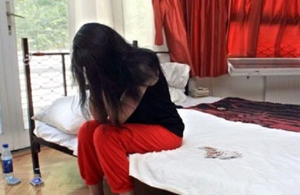 Azərbaycanda anasını  fahişəliyə cəlb edən qız həbs edildi - ŞOK HADİSƏ