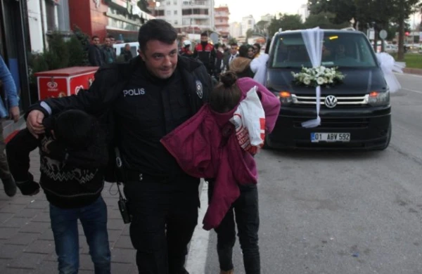 Gəlin maşınından pul ala bilməyən dilənçilər onları daşa basdı -  ŞOK KADRLAR