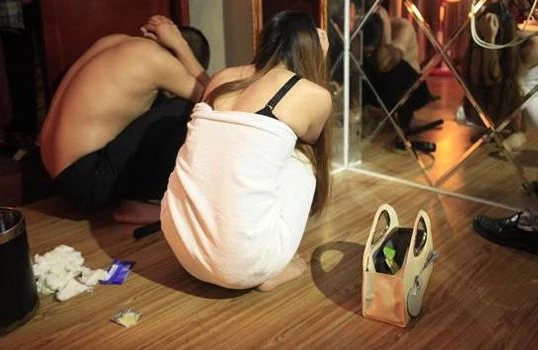 İnternetdə tanış olub görüşə çağırdığı FAHİŞƏ SEVGİLİSİ ÇIXDI - Yataqda VİDEOya çəkib ...