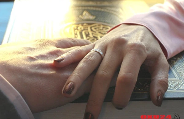 Qadın heyz halında ikən, onunla kəbin kəsdirmək və ya ona talaq vermək olarmı?