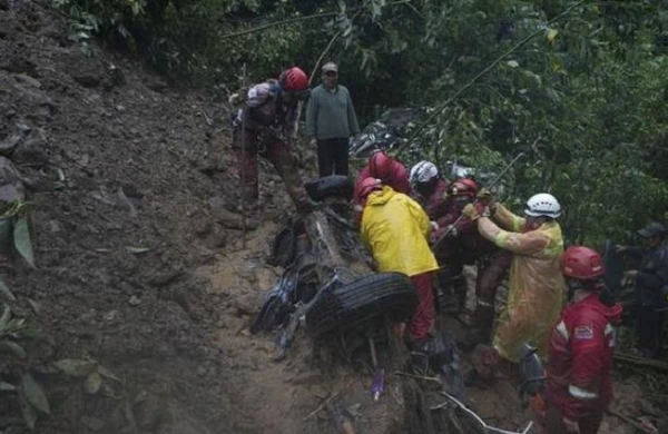 Dəhşətli kadrlar: Sürüşmə baş verdi,insanlar torpağın altında qaldı