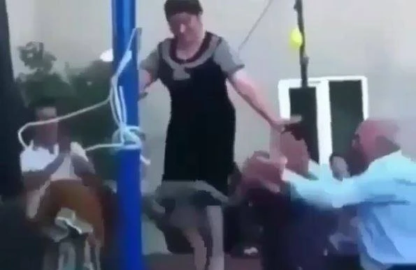 Azərbaycan toyunda ŞOK görüntü: Qadın görün hara çıxdı