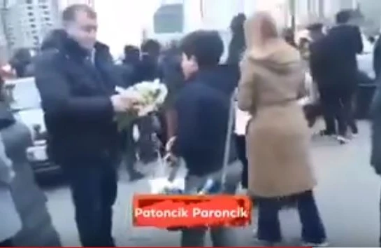 Bakının mərkəzində gül satan uşağı döydülər – Video
