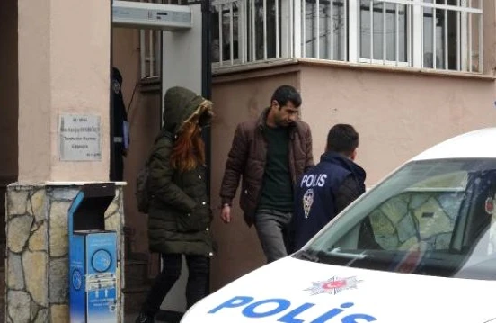 Blokda öpüşən sevgililər  kameraya düşdü,polis onları tutdu