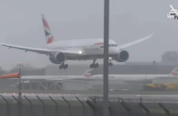 Dəhşətli kadrlar: Güclü külək təyyarəni enməyə qoymadı