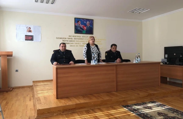 Polis rəisi məktəblilərlə görüşə getdi