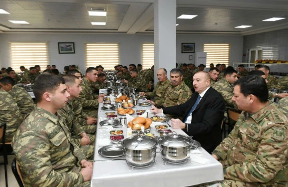 İlham Əliyev əsgərlərlə birgə nahar etdi — FOTOLAR