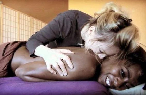 Paris Hilton, Keti Perri və Şakira özünü dişlətdirmək üçün bu qızın yanına gəlir