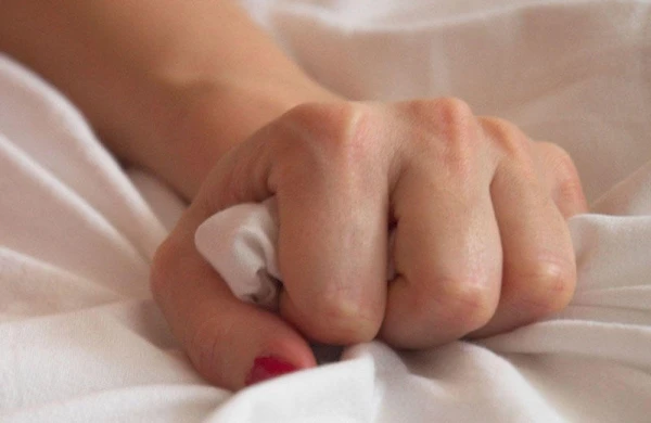 28 yaşlı qadın 6 yaşlı uşaqla cinsi əlaqədə olub, video çəkdi - FOTO