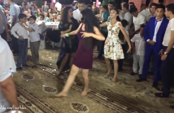 Hamı toyda rəqs edən Azərbaycanlı qızlardan danışır