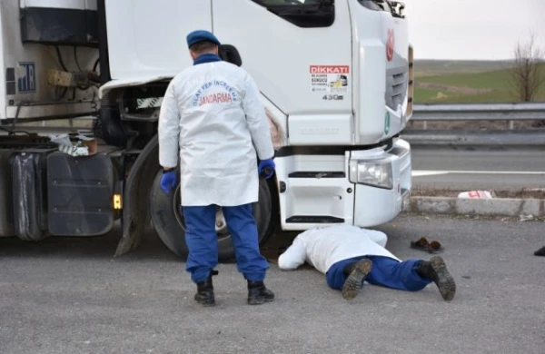Sürücünün başı TIR-ın altında qaldı,beyni dağıldı