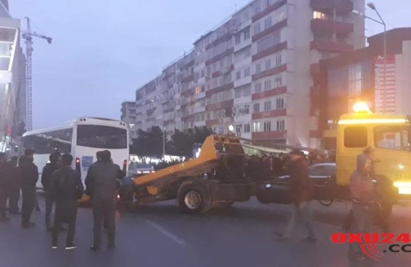 Bakıda növbəti avtobus qəzası: reklam LÖVHƏSİNƏ ÇIRPILDI VƏ... - FOTO