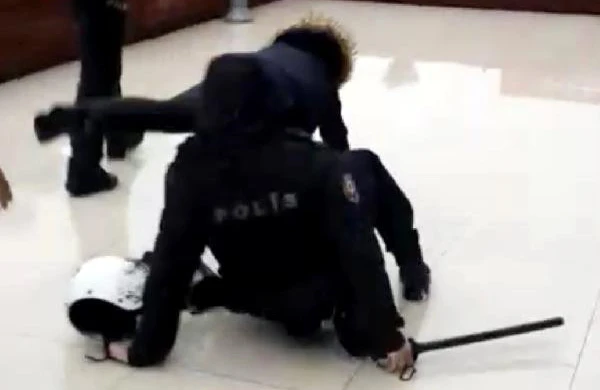 Şok görüntülər! Polis  qadın deputatı  yerə yıxdı