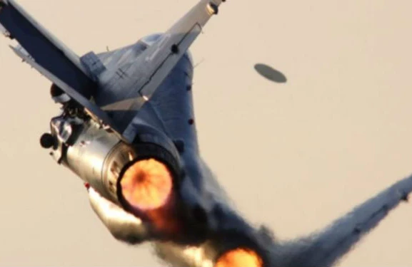 Qırıcı təyyarə yadplanetli gəmini belə təqib etdi