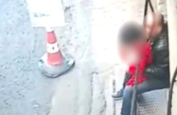 İyrənc hadisə kameraya düşdü: Küçədə oynayan azyaşlı uşağa təcavüz etdi