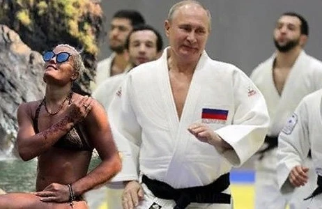 Putini nakauta salan qadın kimdir? (FOTOLAR)