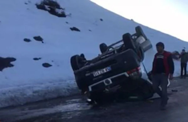 Üç ailənin olduğu mikroavtobus aşıb - 16 yaralı