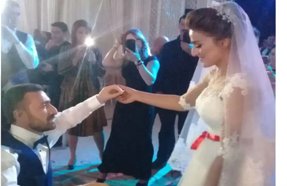 Gəlinin bəylə rəqsi hər kəsi qəhərləndirdi