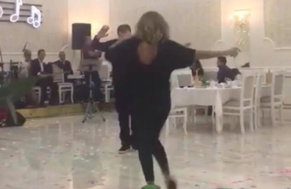 Efirdə şok! Qadın müğənni gülünc obyekti oldu