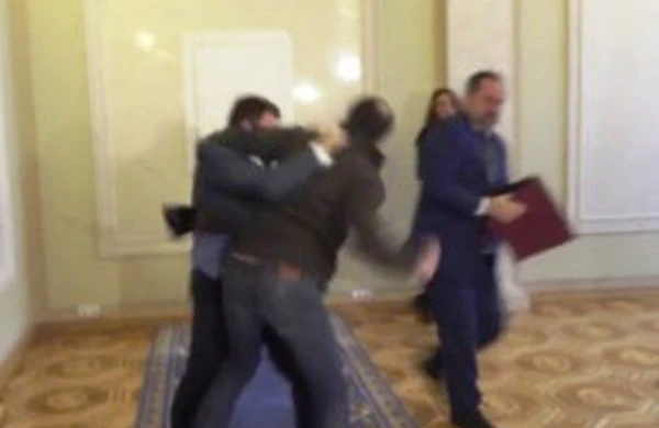 Tutulan şəxsin anası hakimi döydü - Bakıda ŞOK olay