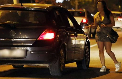 Yol qırağında dayanan transların biabırçı görüntüləri yayıldı