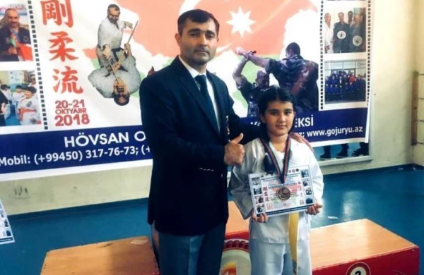 11 Yaşlı Bu Qəhrəman Qız İranda Bayrağımızın Ermənistan Bayrağının Altından Asılmasına Etiraz Etdi – FOTOLAR