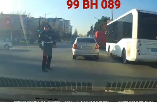 Bakıda sürücü "saxla" əmrini verən yol polisinin üstünə maşın sürdü