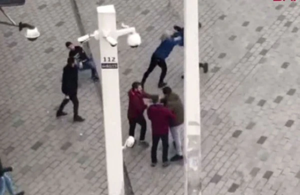 Şəhərin mərkəzində qızlara intim münasibət təklif edən ərəb turisti  döydülər