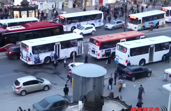 Bakıda insanlara pulsuz alma paylanılır, avtobus pulsuz işləyir