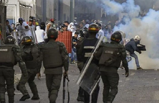 Venesuelada xalqla ordu arasında qanlı toqquşma - General girov götürüldü