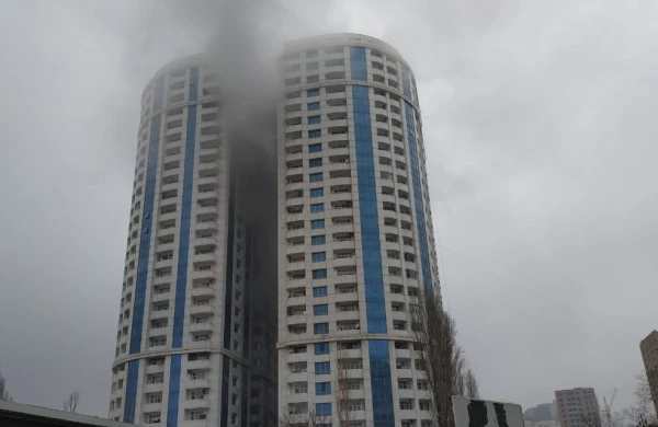 Bakıda hündürmərtəbəli bina yanır