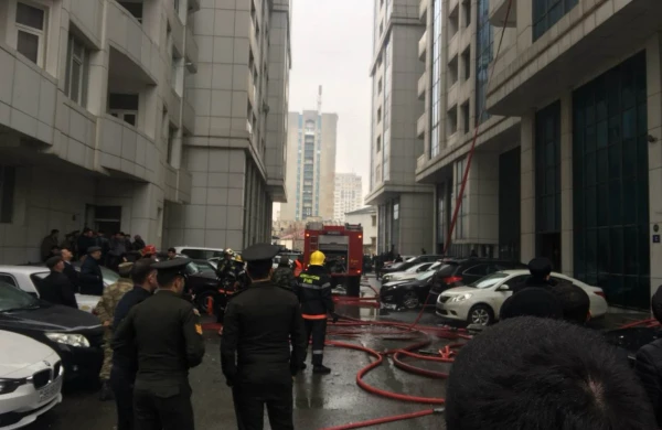 Bakıda bina yanır: bir ailə 14-cü mərtəbədə qalıb