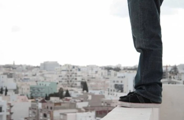 Bakıda gərgin anlar: İki nəfər binanın damına çıxıb intihar etmək istəyir