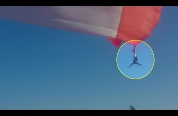 Bayraqla birlikdə havaya qalxan əsgər yerə çırpıldı