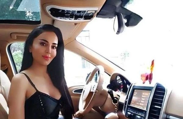 Nanənin seksual geyimdə görüntüsü