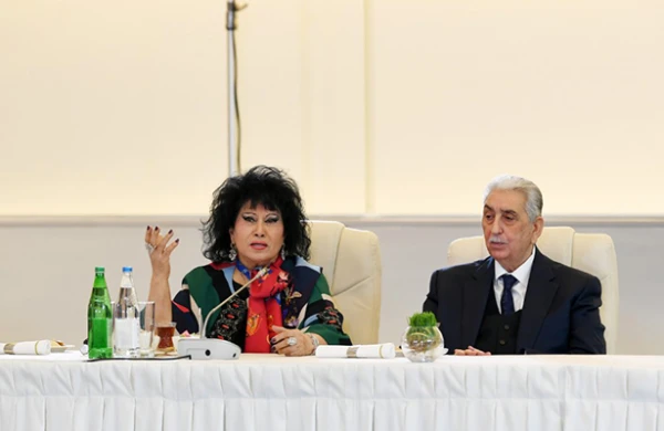 “Xahiş edirəm, xahişlərinizi saxlayın” - Zeynəb Xanlarova prezidentlə görüşdə müğənnilərə əsəbiləşdi