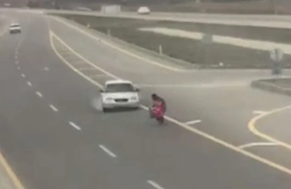 Ucarda yolu keçmək istəyərkən ölən ana balanın  şok görüntüsü