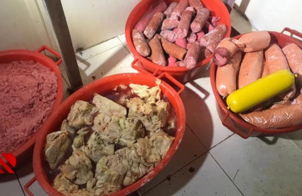 Azərbaycanda Kolbasa Sexindən DƏHŞƏTLİ GÖRÜNTÜLƏR – Görün, Bizə Yedizdirirlər