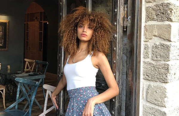 Bakirəliyini  Yapona  satan   Məhbubə   lüt   şəklini  paylaşdı